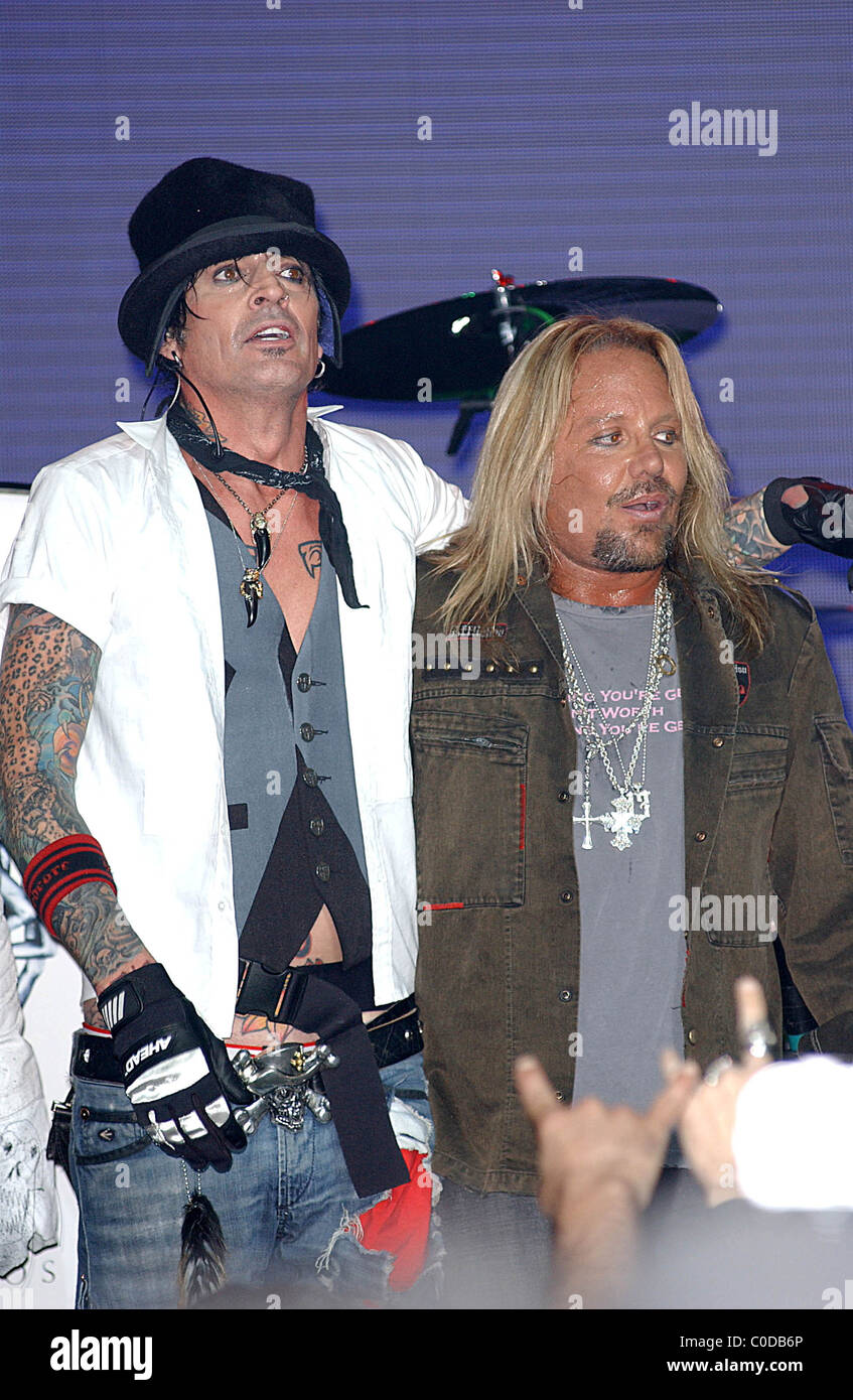 Tommy Lee and Vince Neil Motley Crue Press Conference at the Avalon Stock  Photo - Alamy