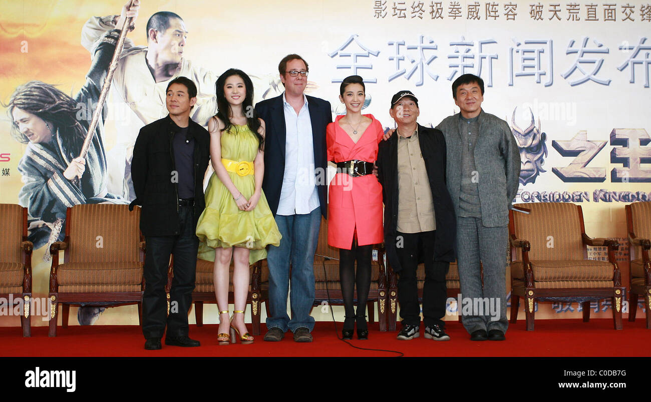 Jet Li Crystal Liu Rob Minkoff Li Bingbing Yuen Woo Ping And Jackie Chan The Cast Of The Forbidden Kingdom Attend A Press Stock Photo Alamy