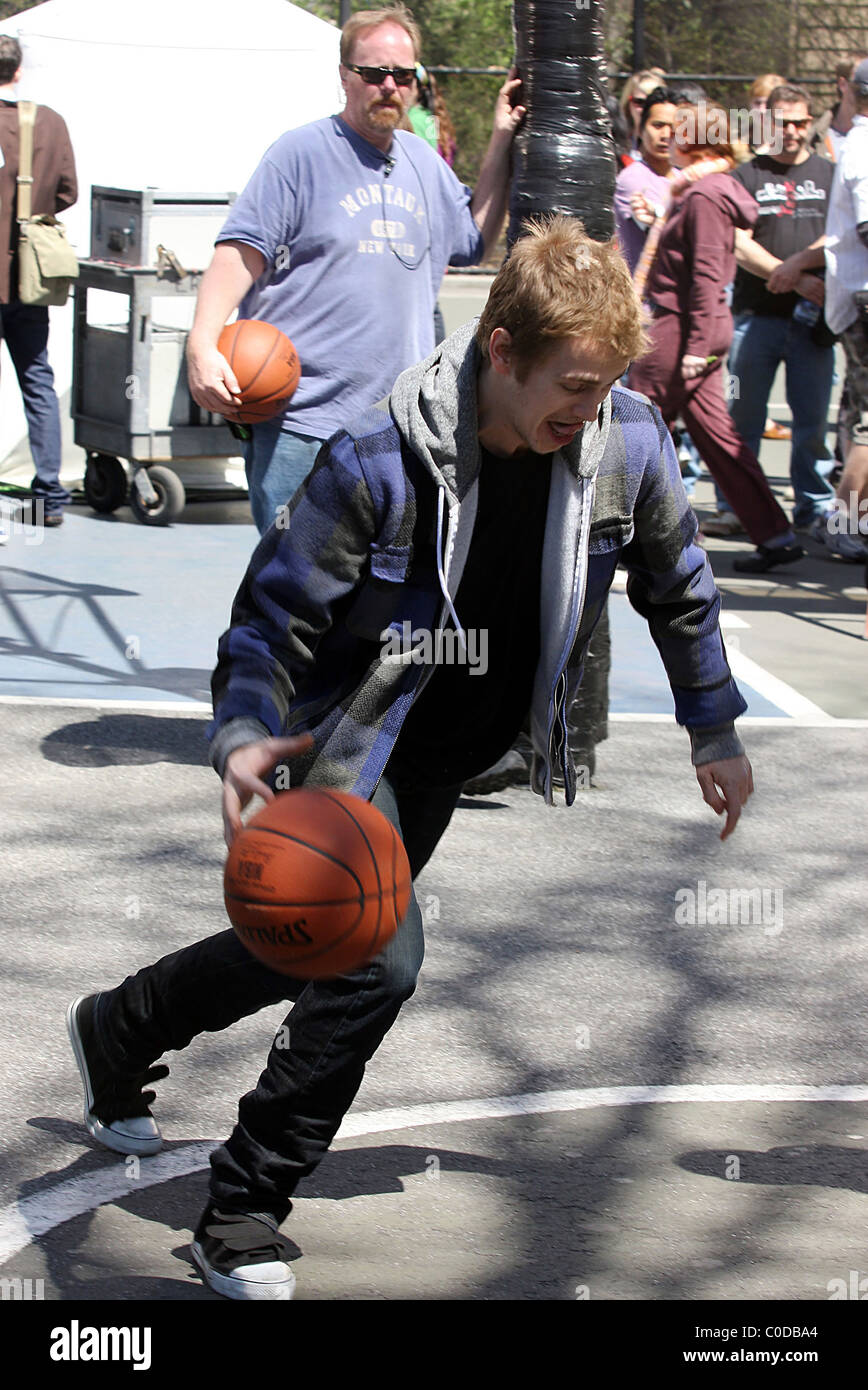 Hayden Christensen Plays basketball on film set for "New York, I Love You"  New York City, USA - 16.04.08 Stock Photo - Alamy