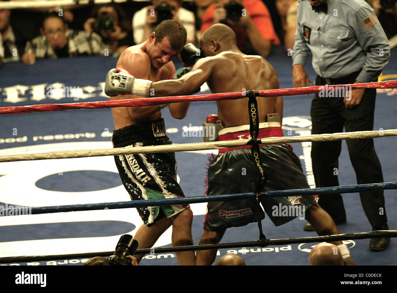 Joe Calzaghe beats Bernard Hopkins for the light heavyweight Ring Magazine Championship belt at the Thomas and Mack Center in Stock Photo