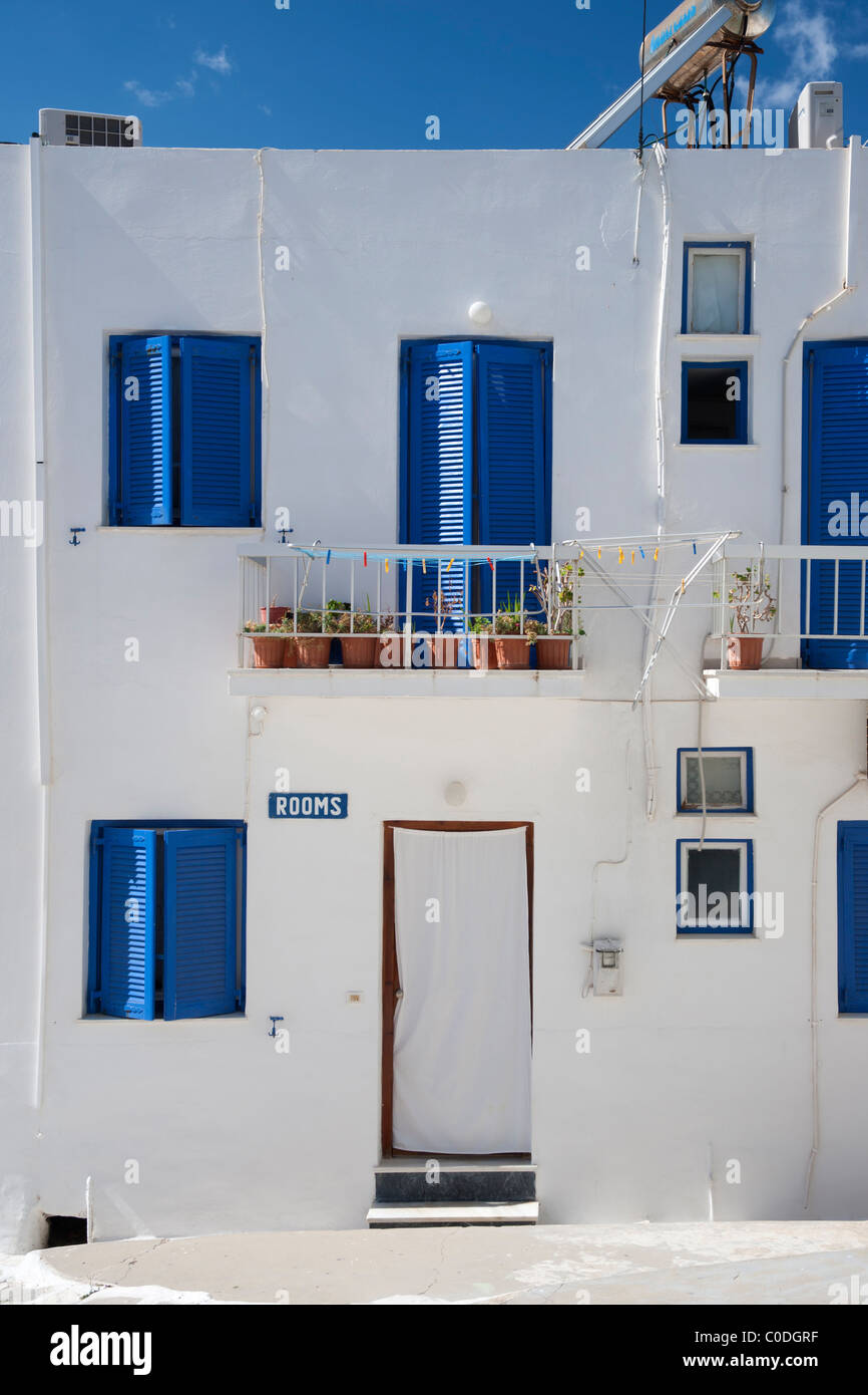 Small house with rooms for rent in Naoussa, on the Greek Cyclade island
