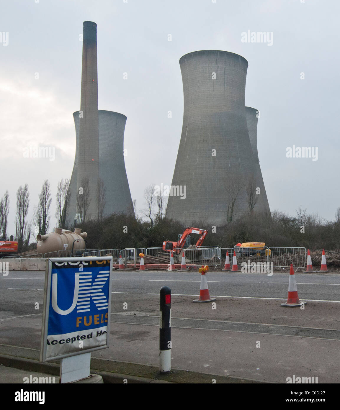 richborough-power-station-cooling-towers-pegwell-bay-kent-uk-fuels