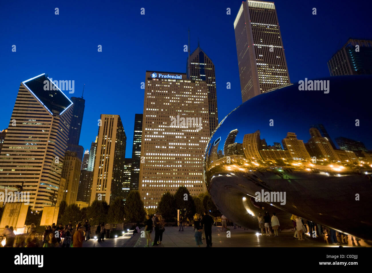 Cloud Gate (The Bean) metal sculpture at night, Chicago, Illinois Stock  Photo - Alamy