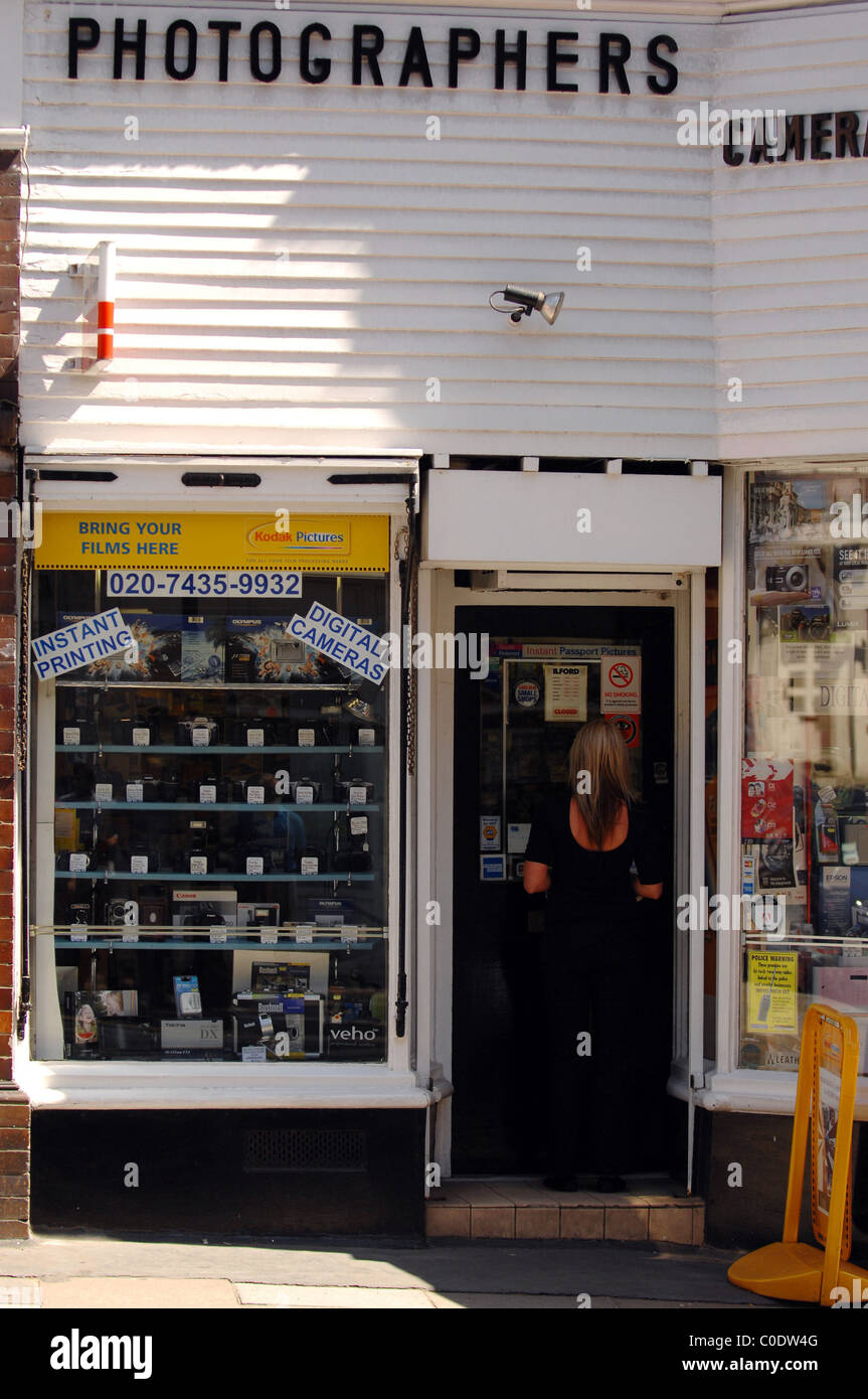 Atmosphere Geri Halliwell spotted out and about shopping at a camera
