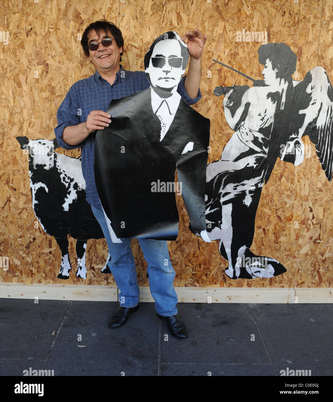 French artist Blek Le Rat decorates the shop window at the Conran Shop in  Fulham London, England - 07.05.08 Stock Photo - Alamy