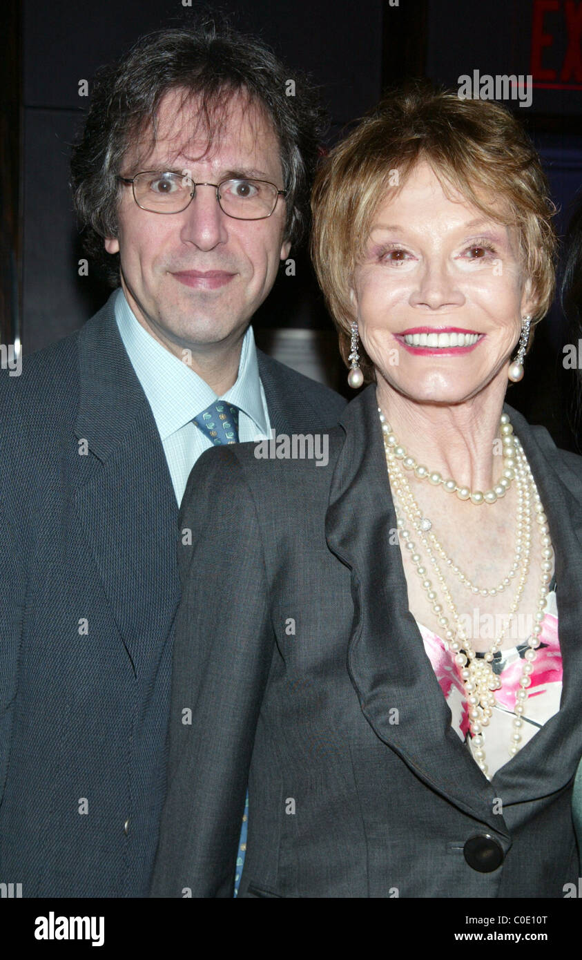 Dr. Robert Levine and his wife Mary Tyler Moore  Book party for 'Broadway Barks' by Bernadette Peters, held at Le Cirque Stock Photo