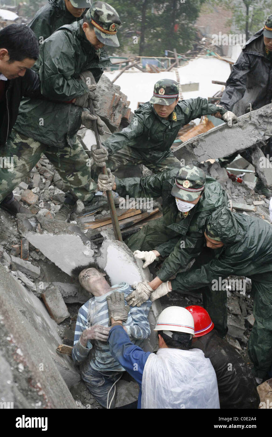 People`s Liberation Army (PLA) soldiers rescue a victim buried under ...