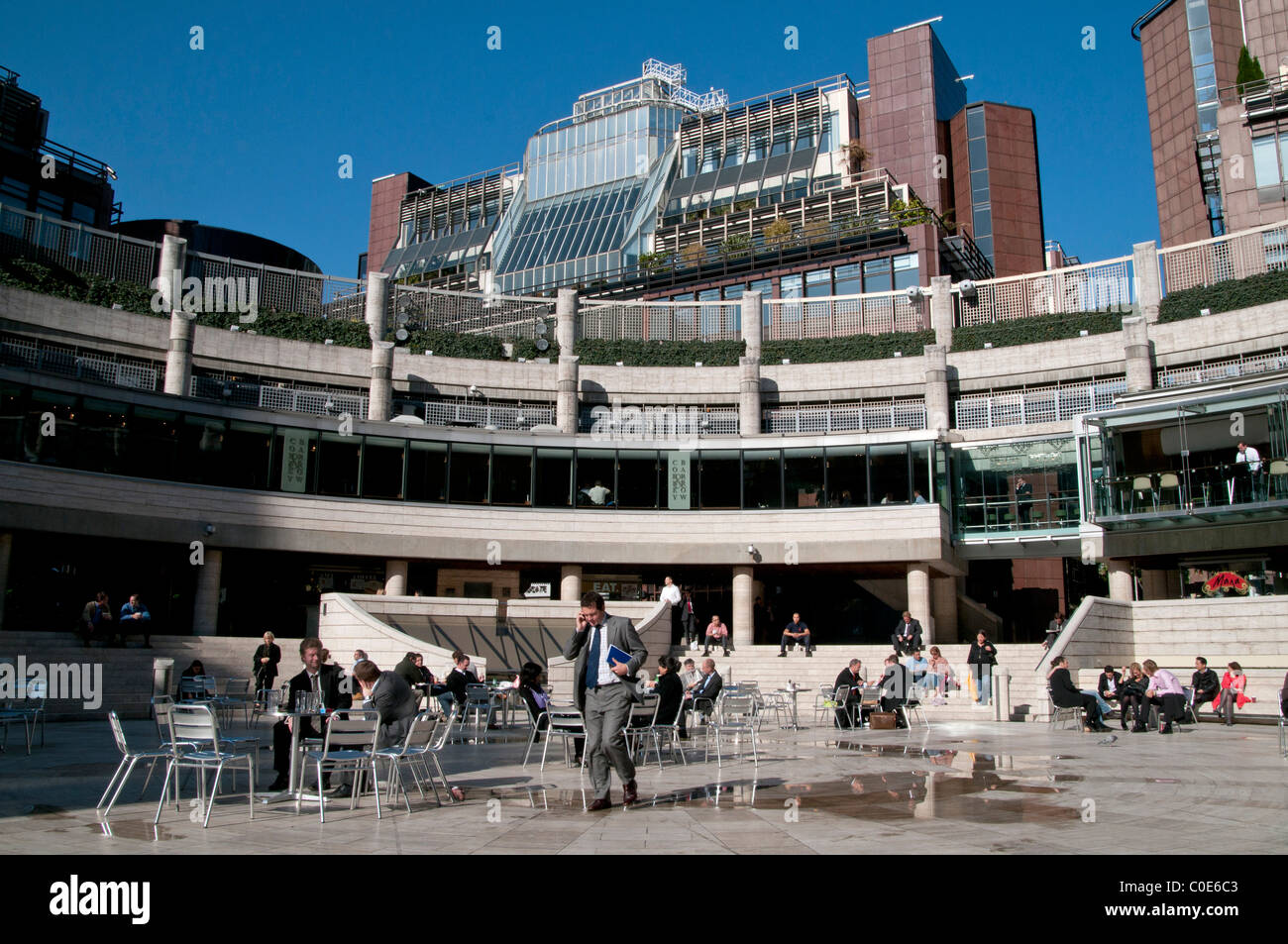 UK. LUNCH TIME IN THE CITY OF LONDON WITH STAFF EATING OUT IN