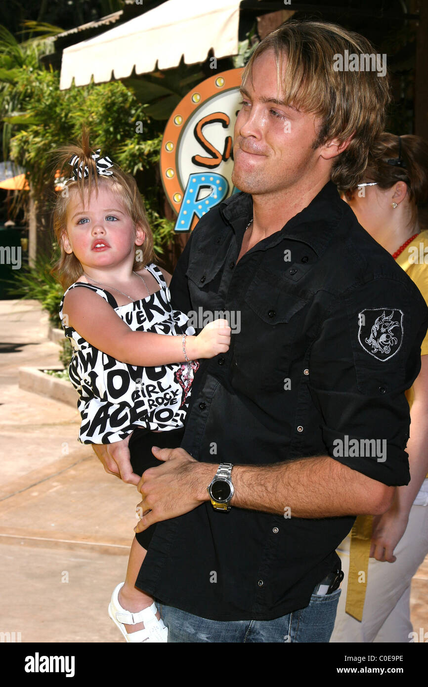 Larry Birkhead and daughter Dannielynn Smith The Simpsons ride opens at  Universal Studios Hollywood Los Angeles, California Stock Photo - Alamy, image size:866x1390