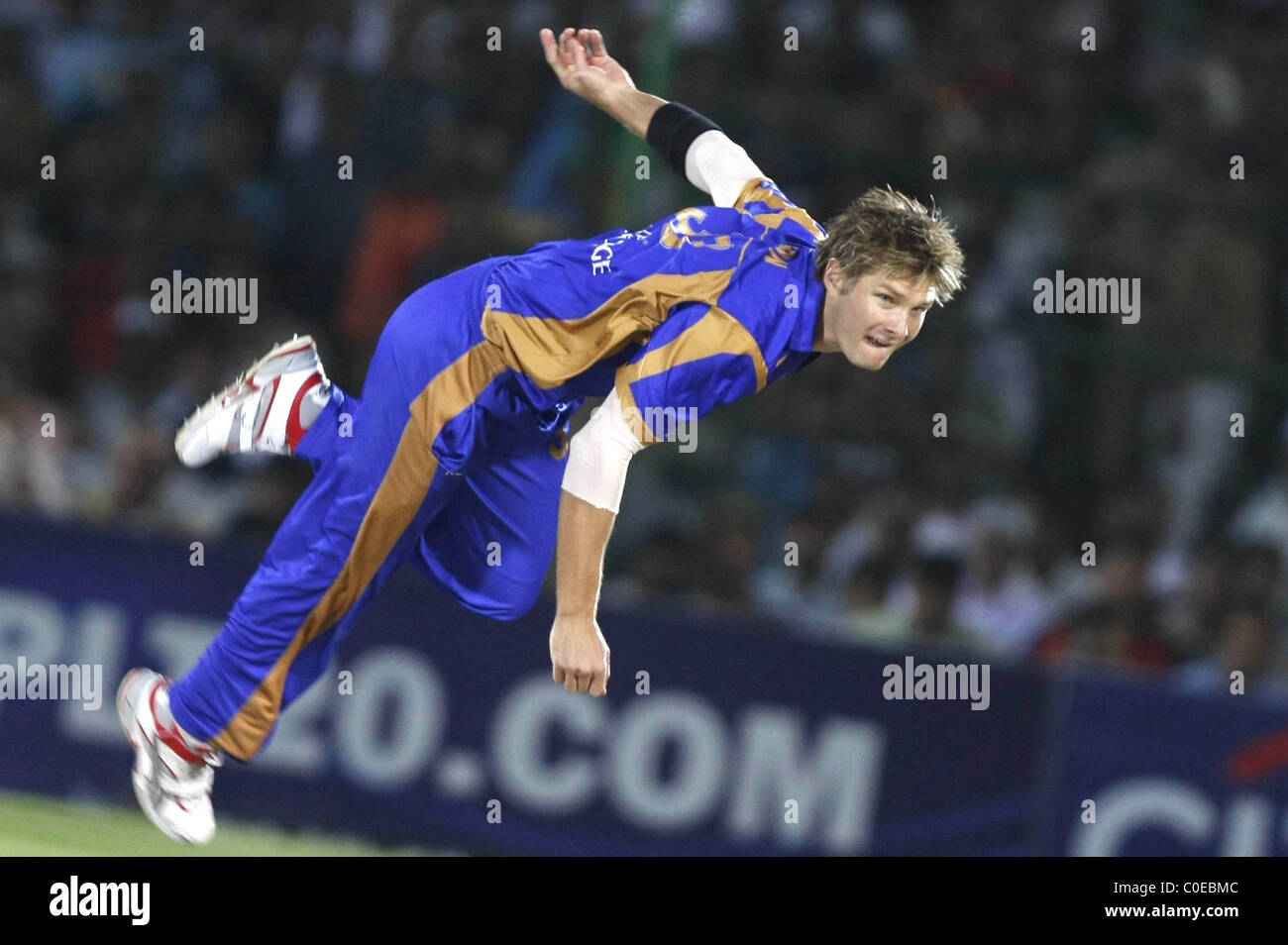 Shane Watson Rajasthan Royals bowls during the match against Hyderabad Deccan Chargers at the IPL T20 match at Sawai Mansingh Stock Photo