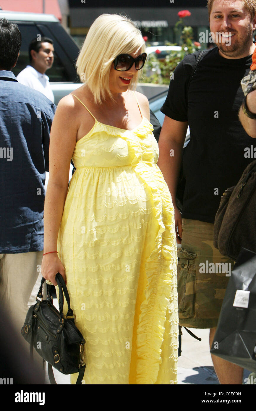 Heavily pregnant Tori Spelling wearing a full length yellow dress dines(02)