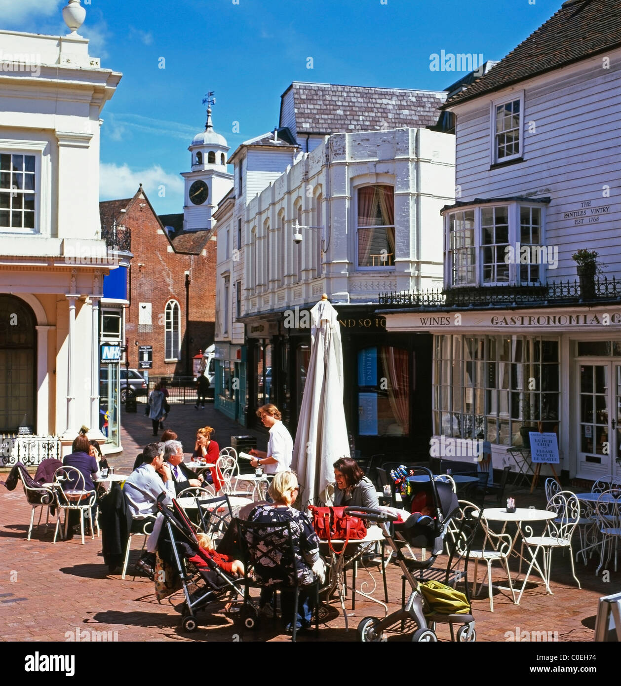People sitting at outside tables at lunchtime Gastronomia restaurant Pantiles Vintry in Royal Tunbridge Wells, Kent England UK   KATHY DEWITT Stock Photo
