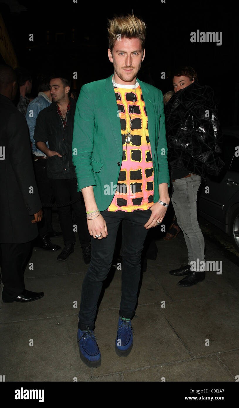 Henry Holland wearing blue platform shoes www.ponystep launch party. Richard Mortimer founder of club night BoomBox Stock Photo Alamy