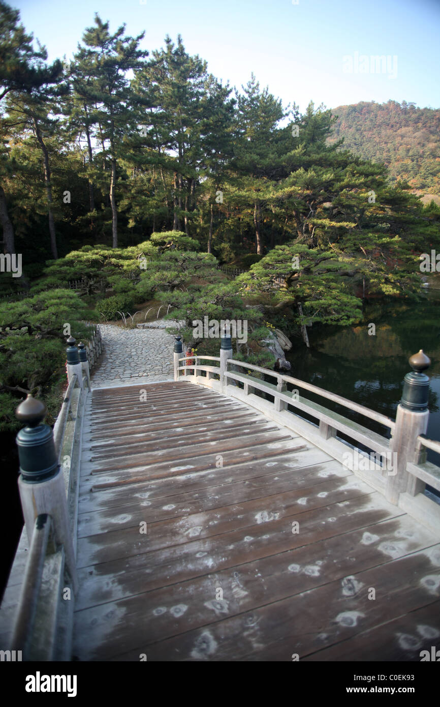Bridge over lake at Ritsurin Koen gardens, Takamatsu, Shikoku, Japan. Stock Photo