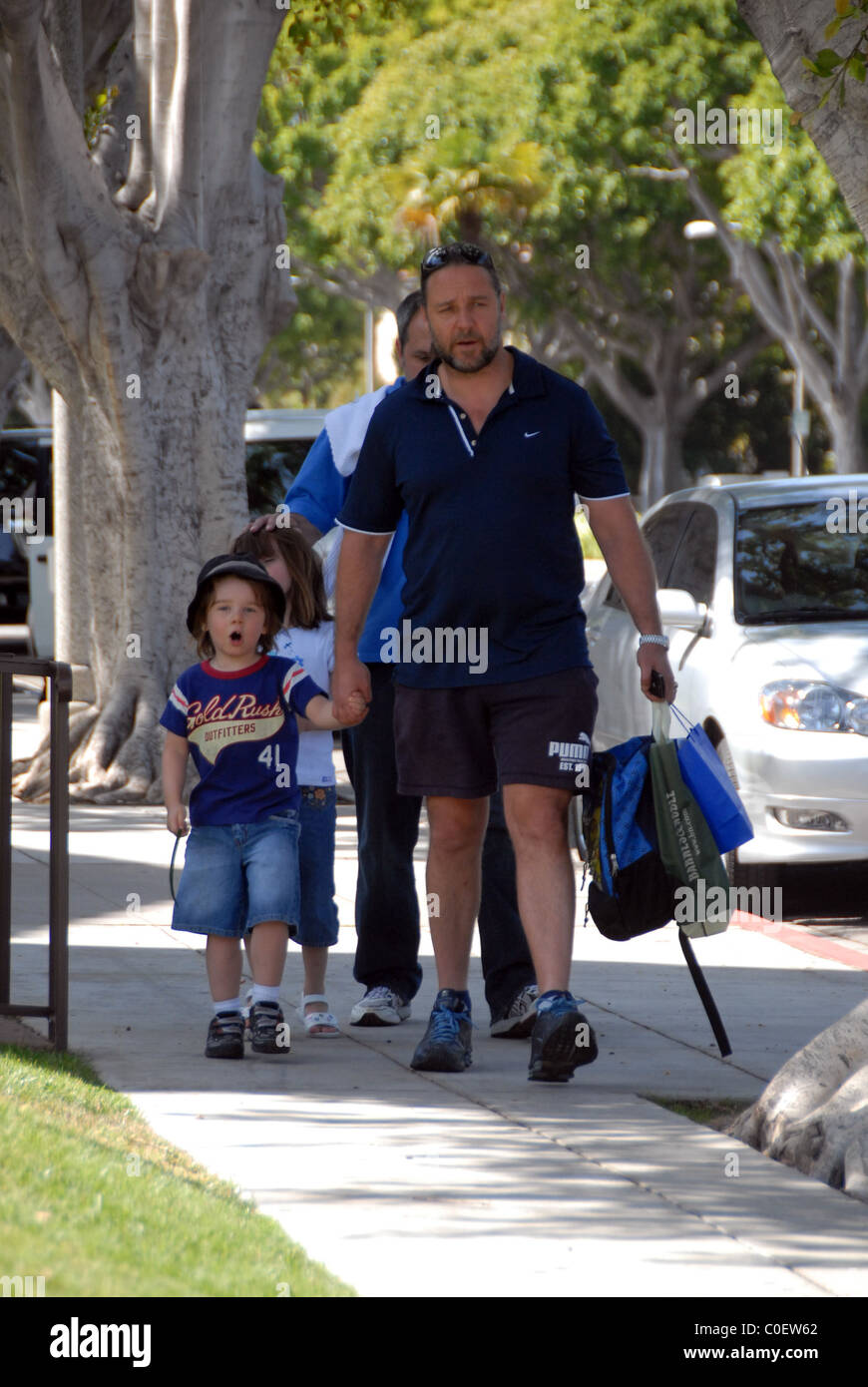 Russell Crowe walks his children home from school Los Angeles ...