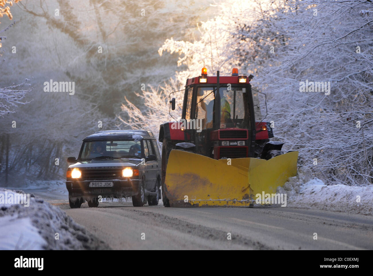 RANGE ROVER SNOW PLOUGH FORGE VALLEY SCARBOROUGH SCARBOROUGH NORTH YORKSHIRE FORGE VALLEY SCARBOROUGH 21 December 2010 Stock Photo
