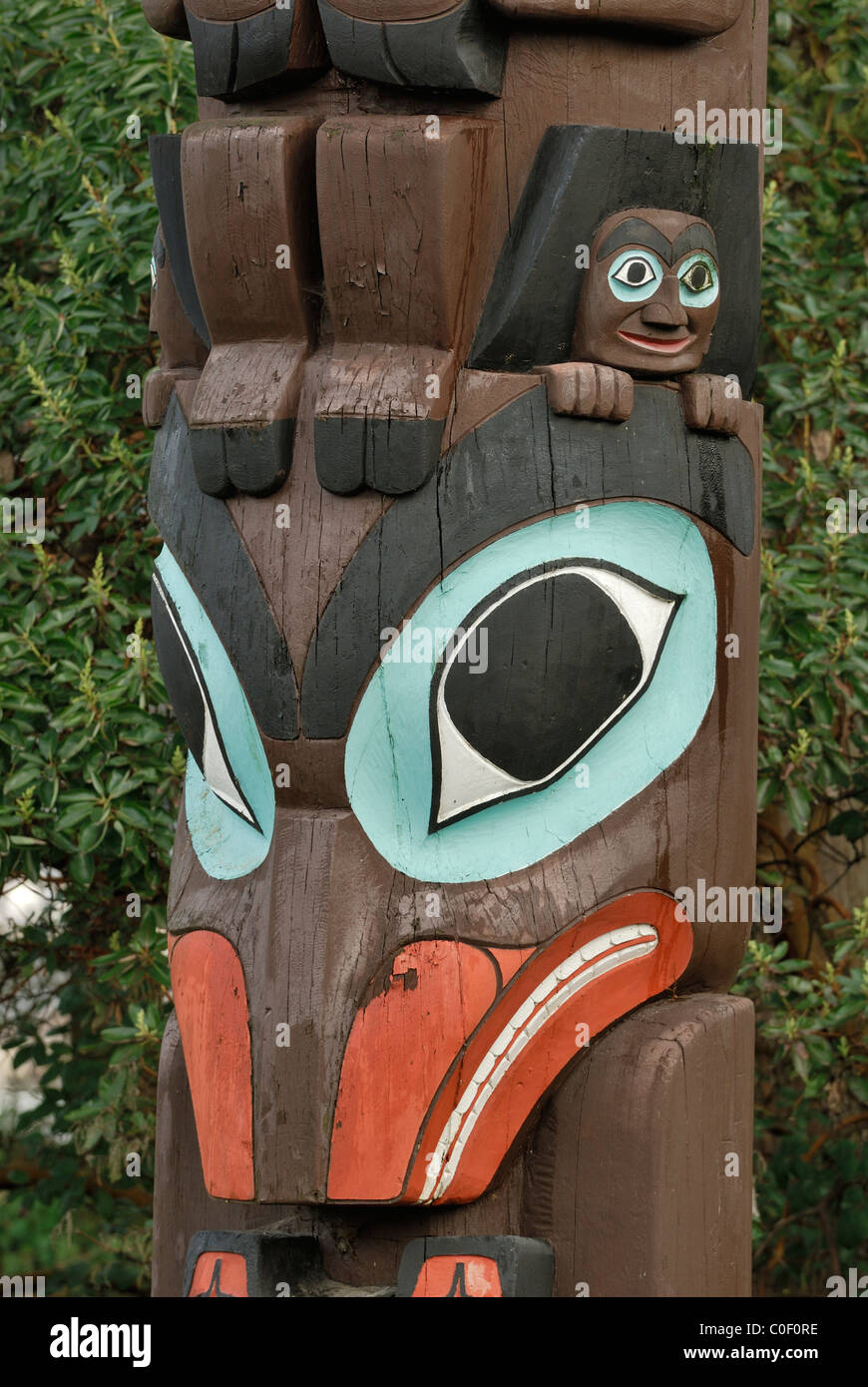 Bear totem pole hi-res stock photography and images - Alamy