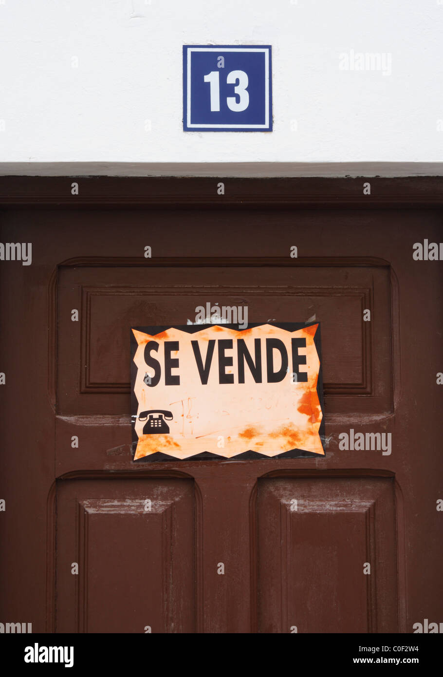 Se Vende (for sale in Spanish) sign on house number 13 in Spain Stock