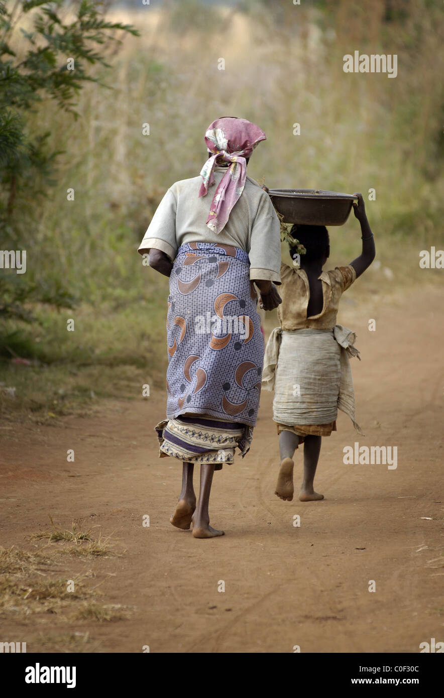 Malawi mother with children carrying food Stock Photo