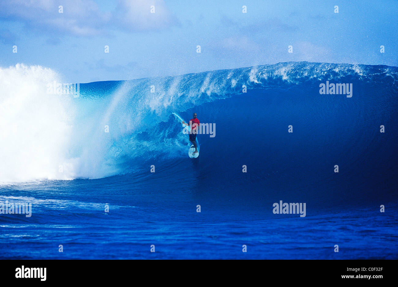 Kelly Slater surfing at Teahupoo, Tahiti, 2001 Stock Photo Alamy