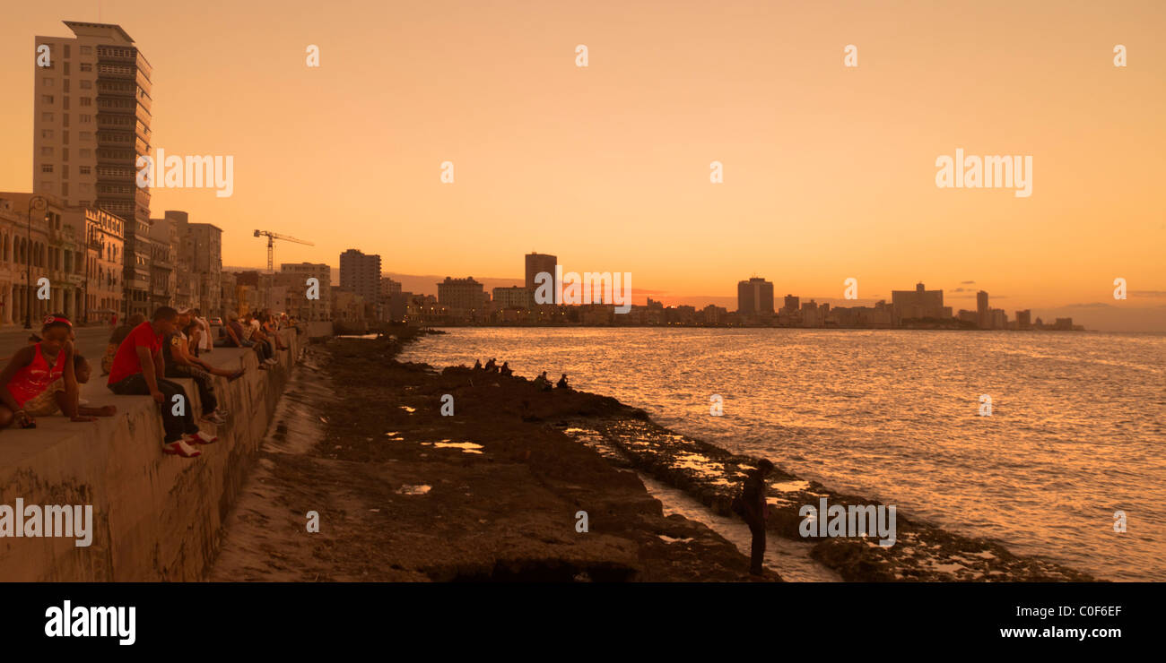 Malecon Promenade at sunset, Havanna Vieja, Cuba Stock Photo