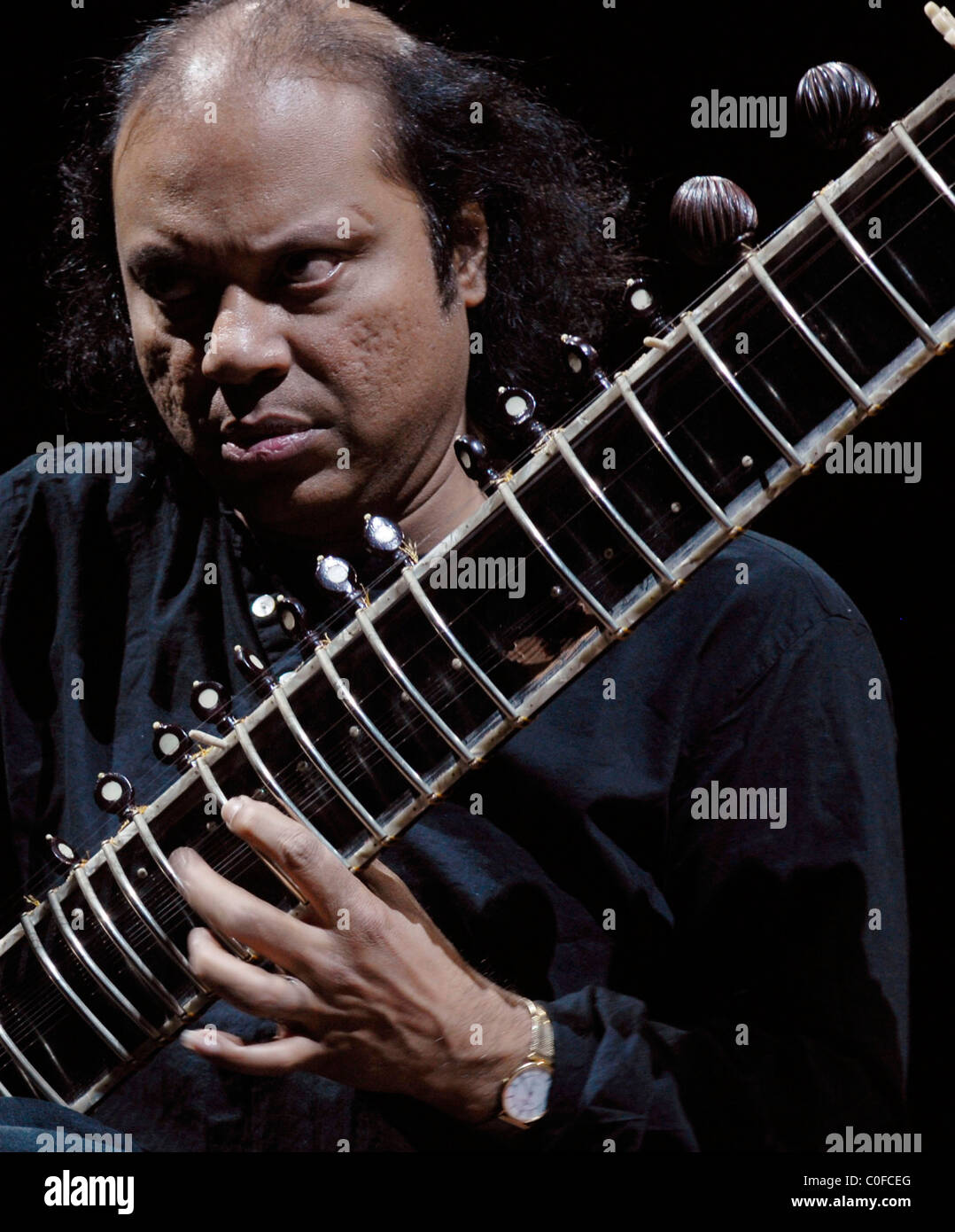 Musician Nishat Khan playing the sitar Stock Photo Alamy