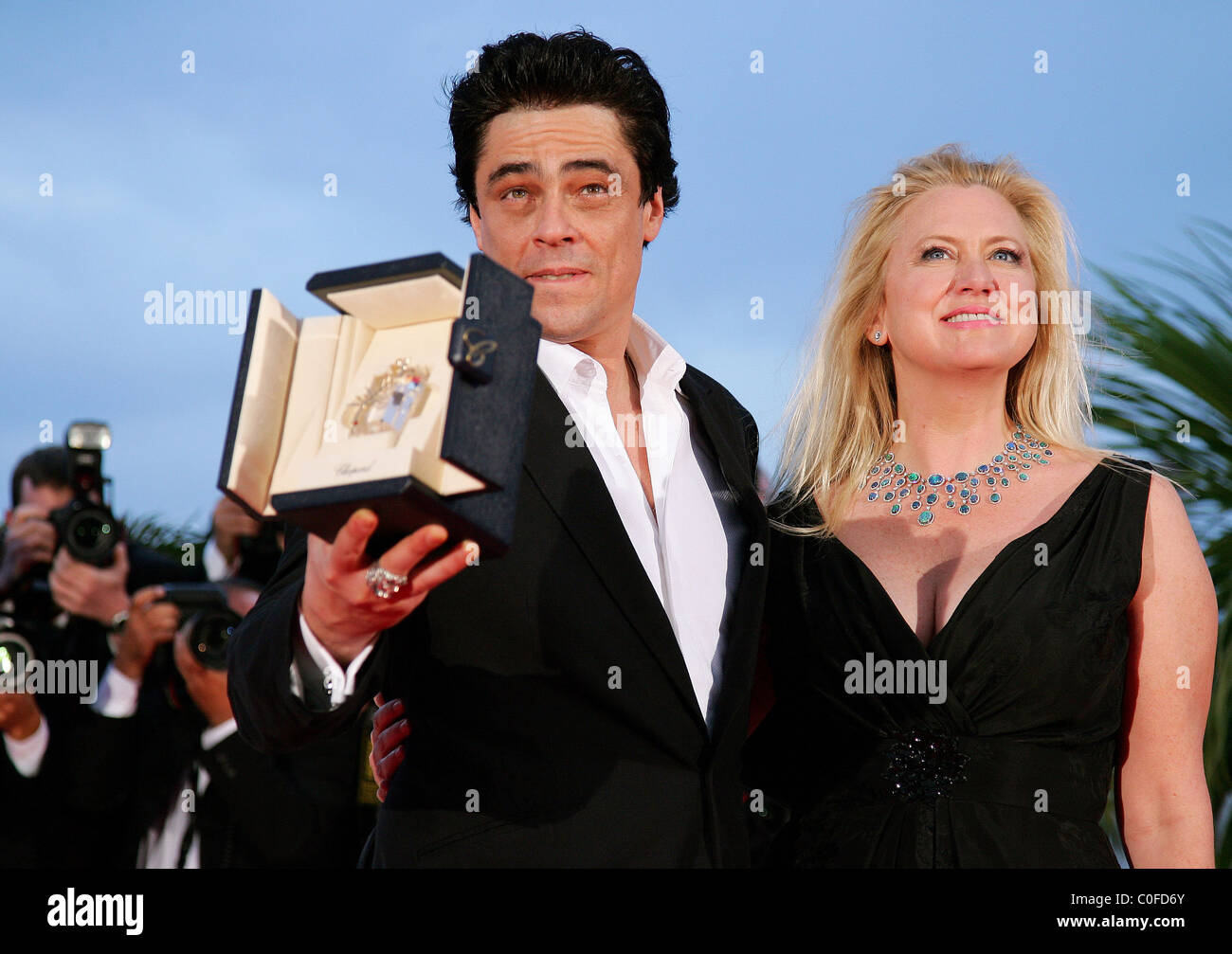 Benicio Del Toro for Best Actor for the movie 'Che' with his wife The 2008 Cannes Film Festival