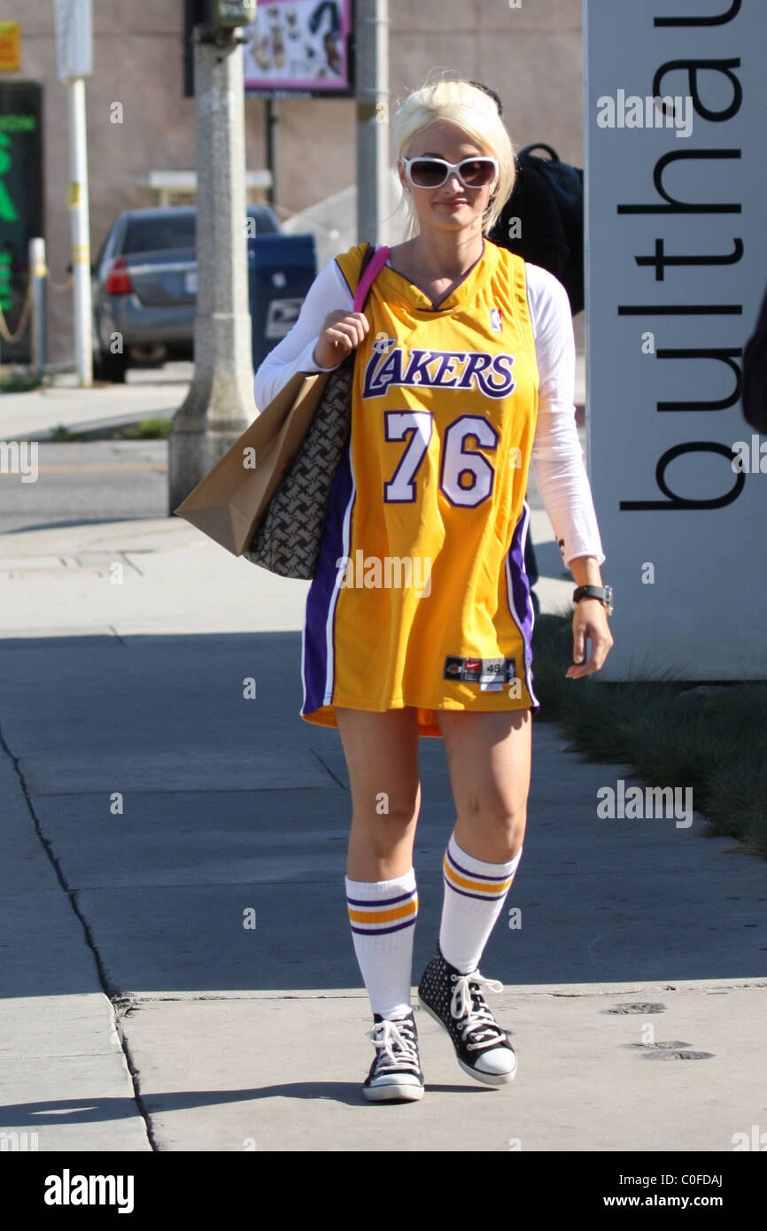 how do you wear a basketball jersey