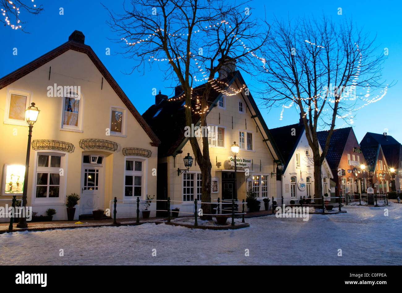 Beleuchtete strasse am markt in greetsiel hi-res stock photography and ...