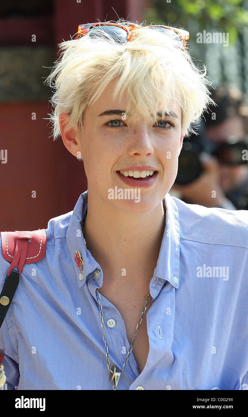 English supermodel Agyness Deyn enjoys the British summer weather with friends in Primrose Hill London, England - 08.06.08 Stock Photo