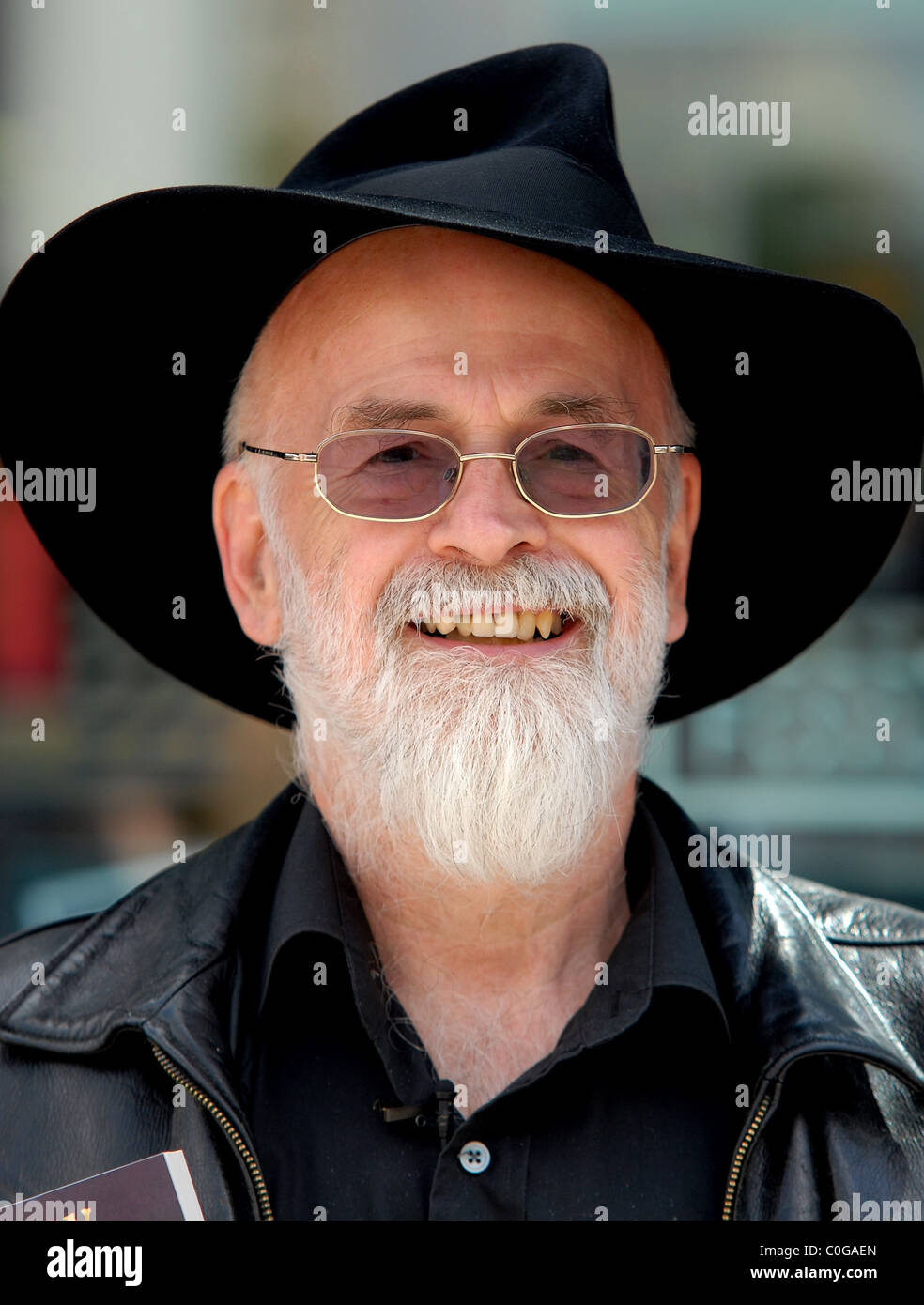 Terry Pratchett with daughter Rhianna Pratchett at home Stock Photo - Alamy