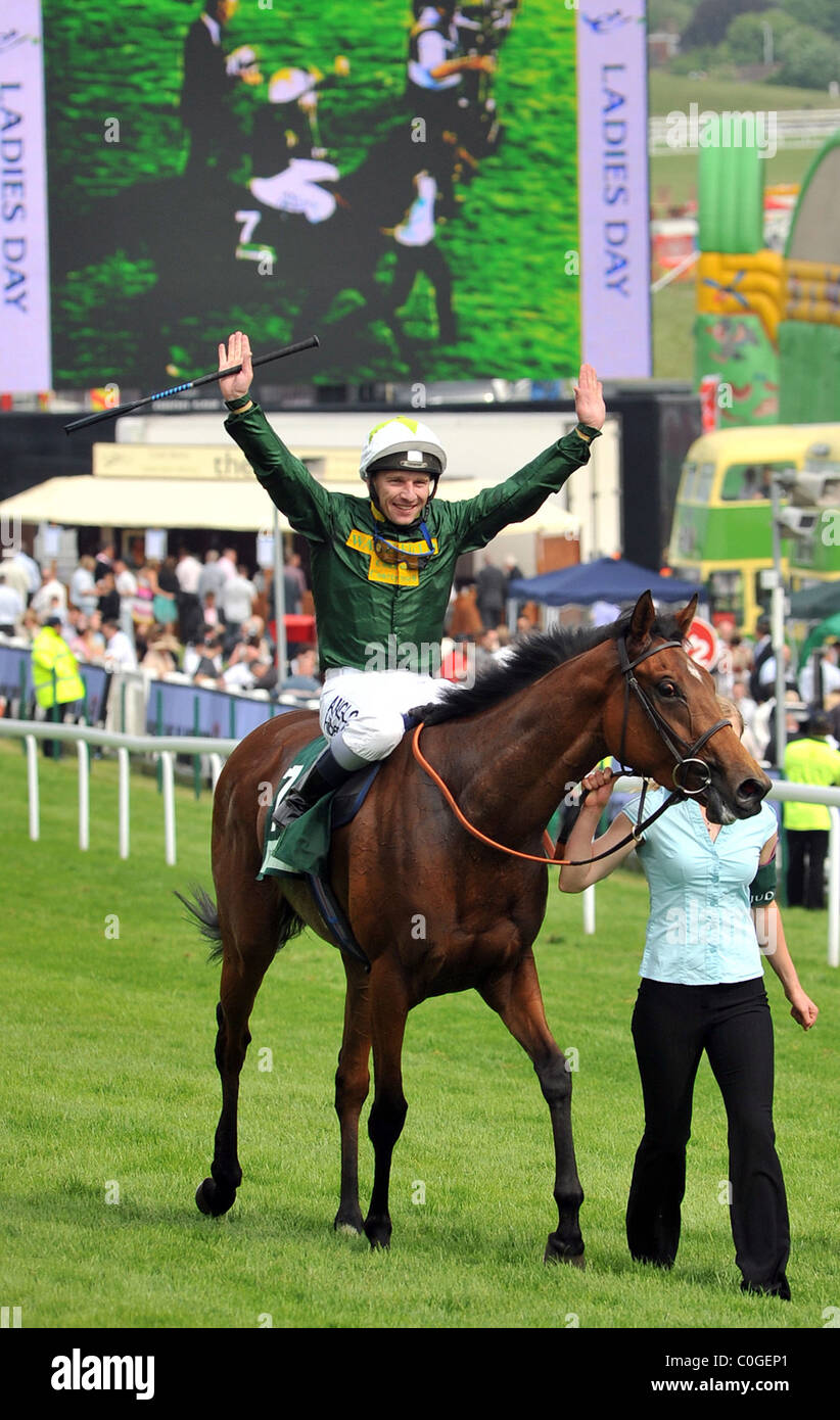 Look Here ridden by Seb Sanders wins the Juddmonte Oaks Epsom Derby - Ladies Day Surrey, England - 06.06.08 : Stock Photo