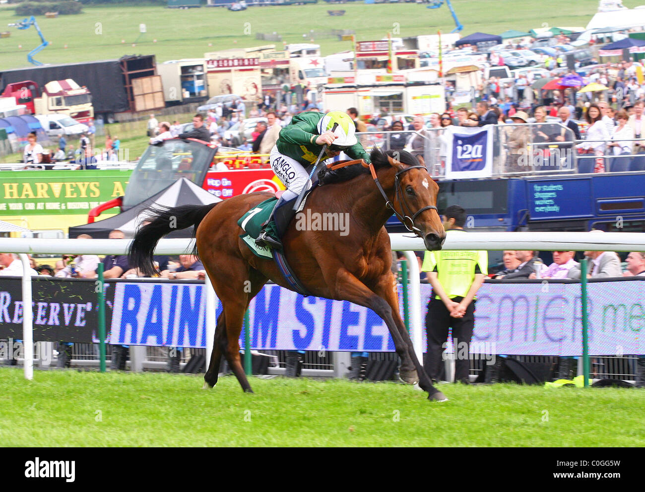 Look Here and Seb Sanders  win the Juddmonte Epsom Oaks at the Epsom Derby Festival Surrey, England - 06.06.08 Stock Photo