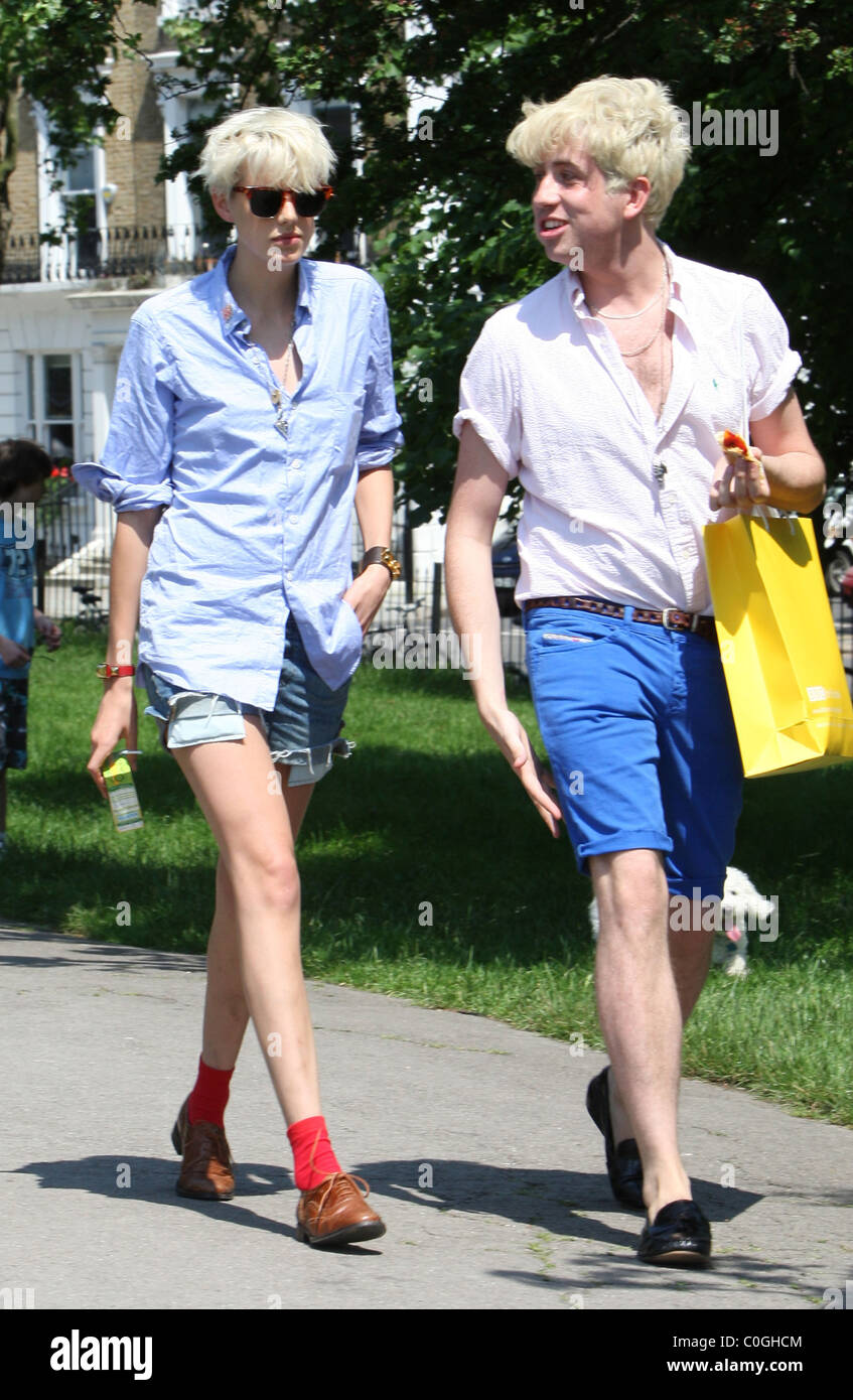 English supermodel Agyness Deyn and presenter Nick Grimshaw enjoy the British summer weather with freinds in Primrose Hill Stock Photo