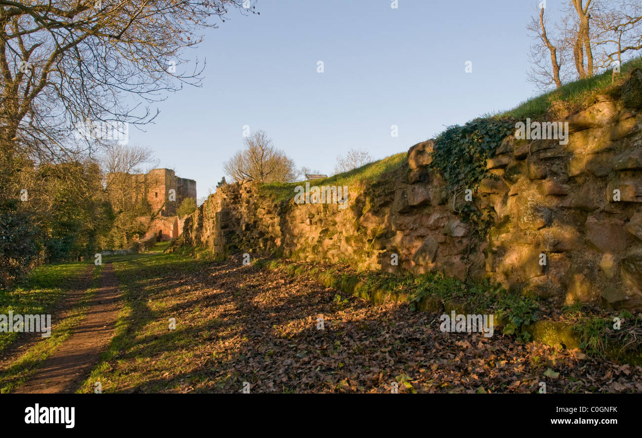 A countryside footpath running alongside a medieval wall in Kenilworth, Warwickshire. Stock Photo