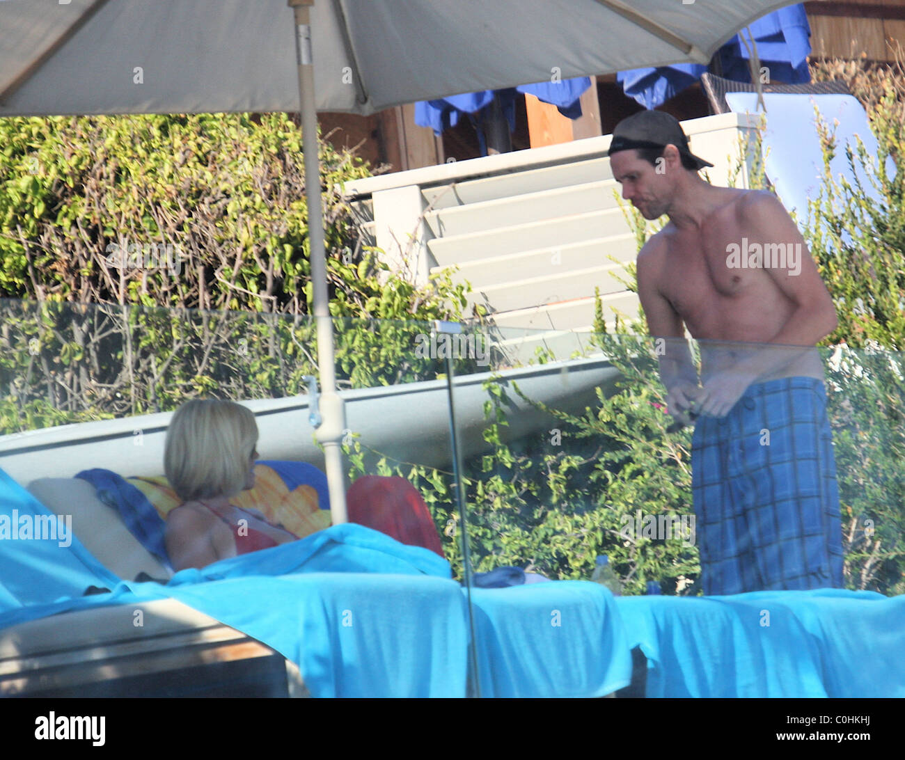 Jenny Mccarthy And Jim Carrey Sunbathing At Their Beach House In Malibu California Usa 06 07 08 Michael Wright Stock Photo Alamy