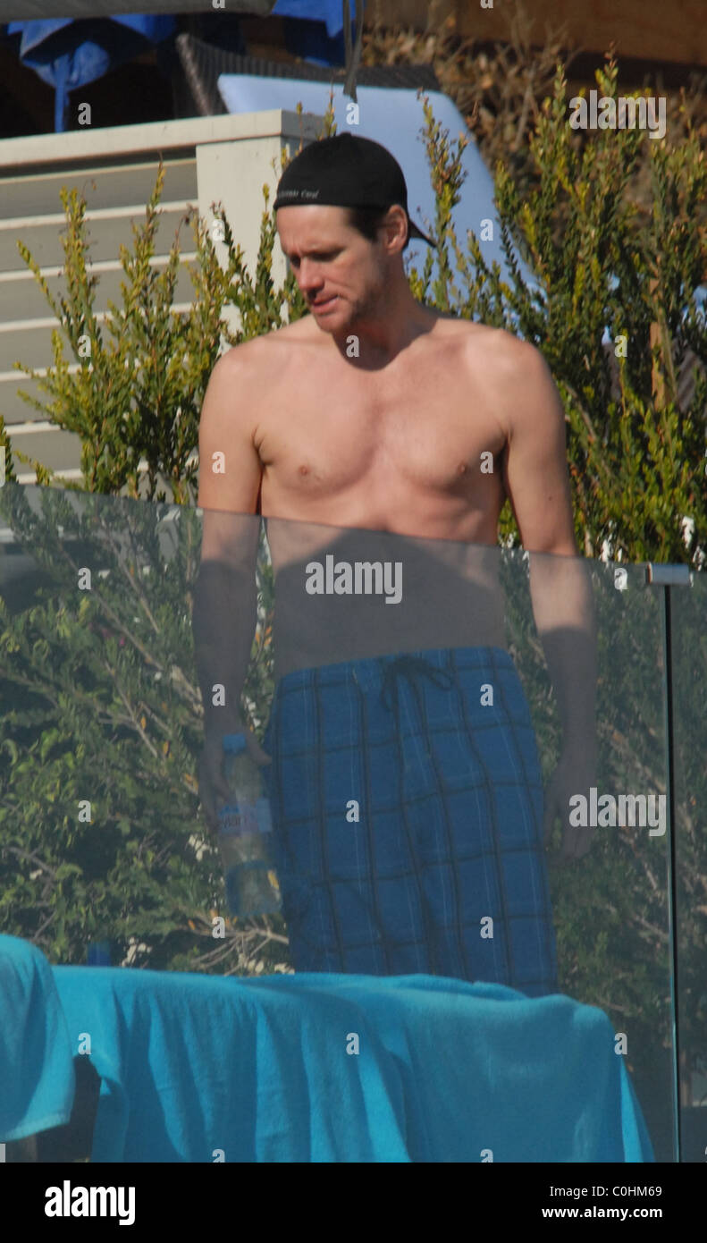 Jim Carrey sunbathing at his beach house in Malibu California, USA -  06.07.08 Stock Photo - Alamy, image size:791x1390