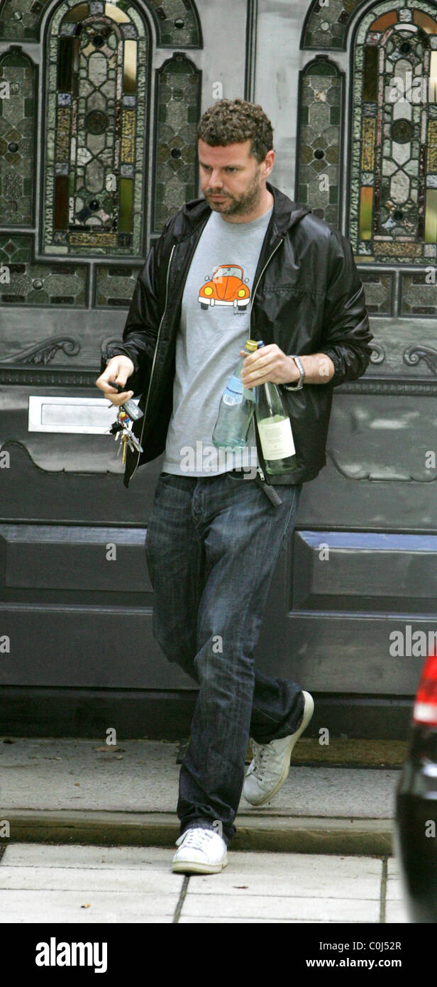 Ed Simons leaving Lily Allen's house to recycle some bottles after ...