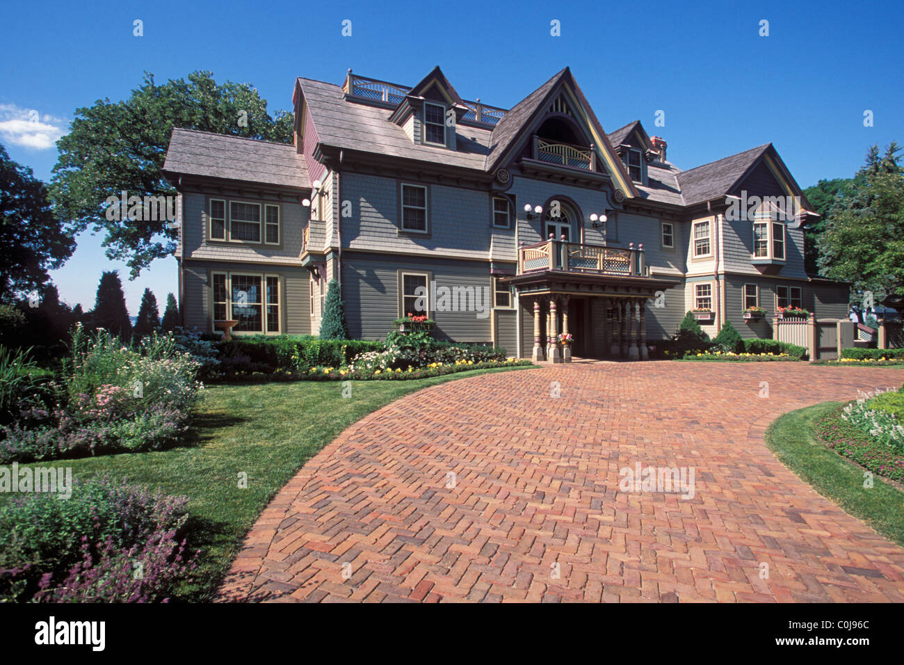 Curving driveway hi-res stock photography and images - Alamy, image size:1300x956