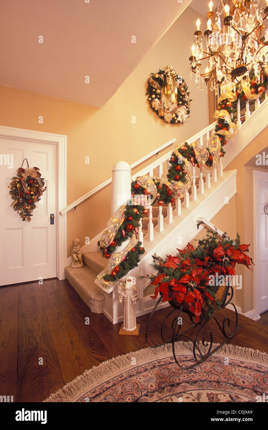 FRONT HALL AND STAIRCASE OF AMERICAN HOME DECORATED FOR THE CHRISTMAS HOLIDAYS. AMERICA; U.S.A. Stock Photo
