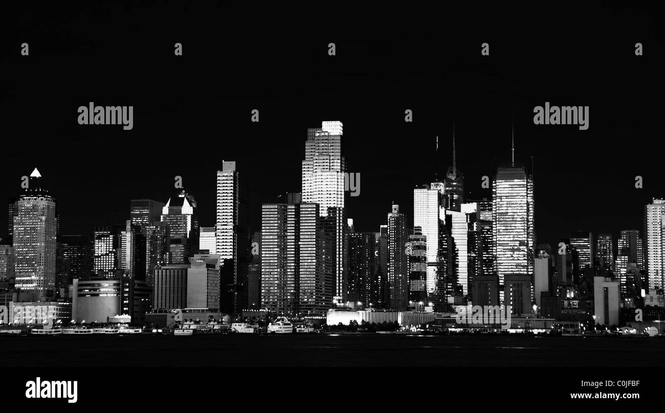 New york skyline at night hi-res stock photography and images - Alamy