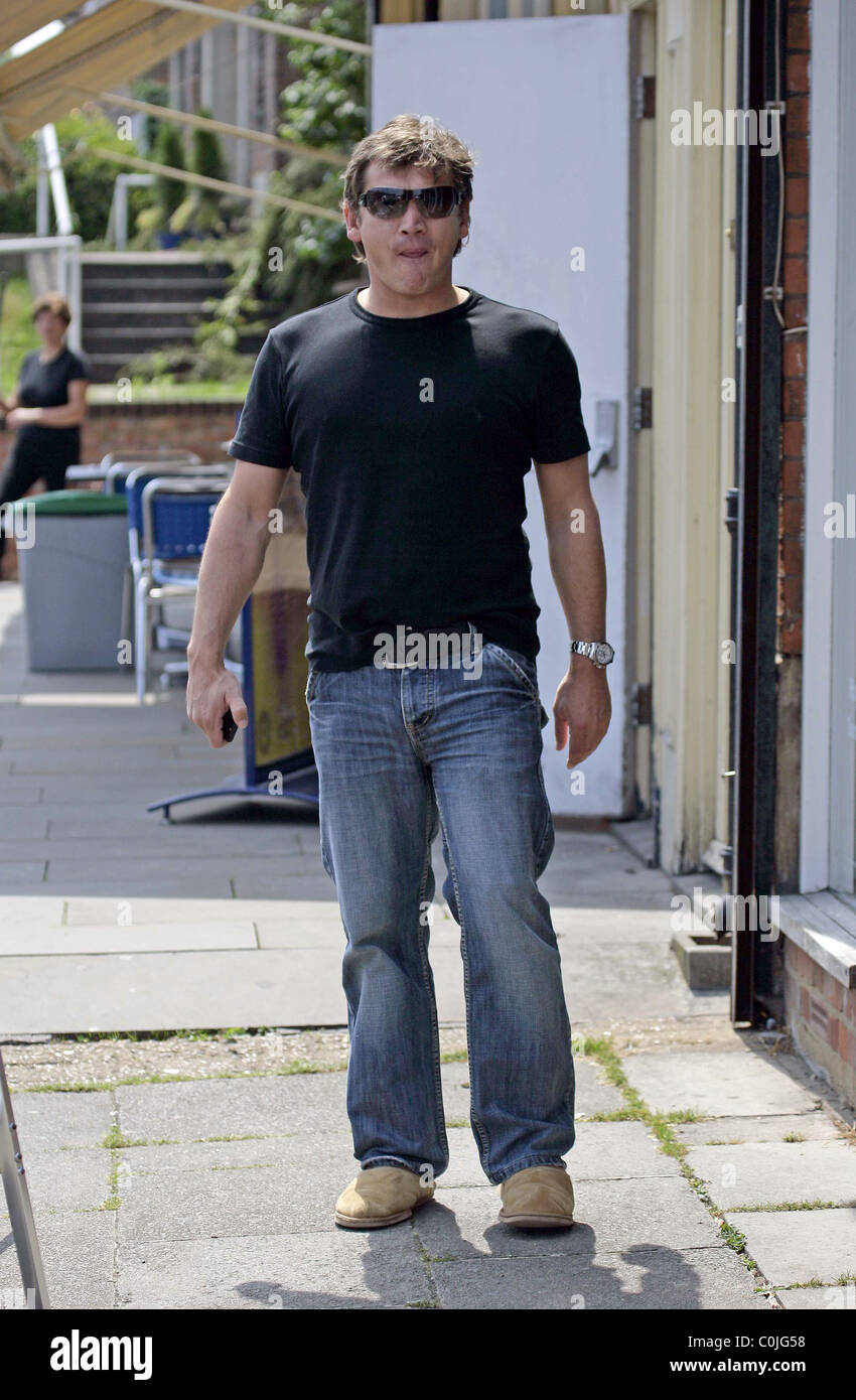sid owen who plays ricky butcher in eastenders arrives at the radlett branch of pizza express to have lunch with fellow cast stock photo alamy