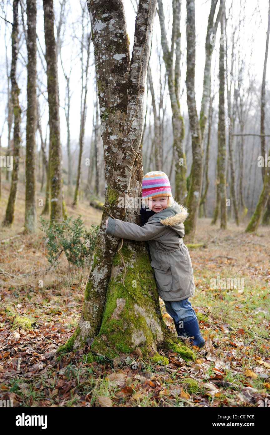 Stock photo of a five year old girl hugging a tree Stock Photo - Alamy