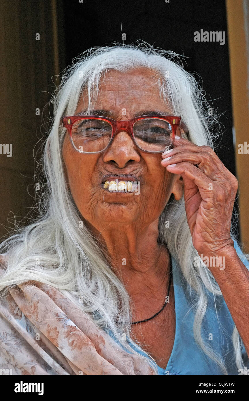 https://c8.alamy.com/comp/C0JWTW/old-lady-with-spectacles-smiling-at-the-camera-gujarat-india-C0JWTW.jpg