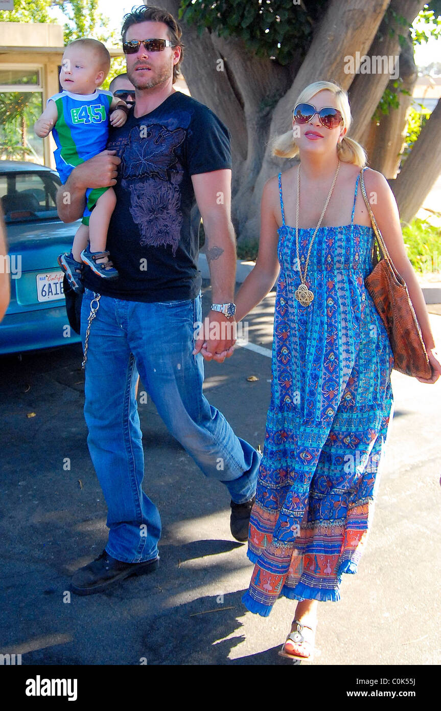 Tori Spelling, Dean McDermott and their son Charlie spend the afternoon shopping Malibu, California - 09.08.08 Stock Photo