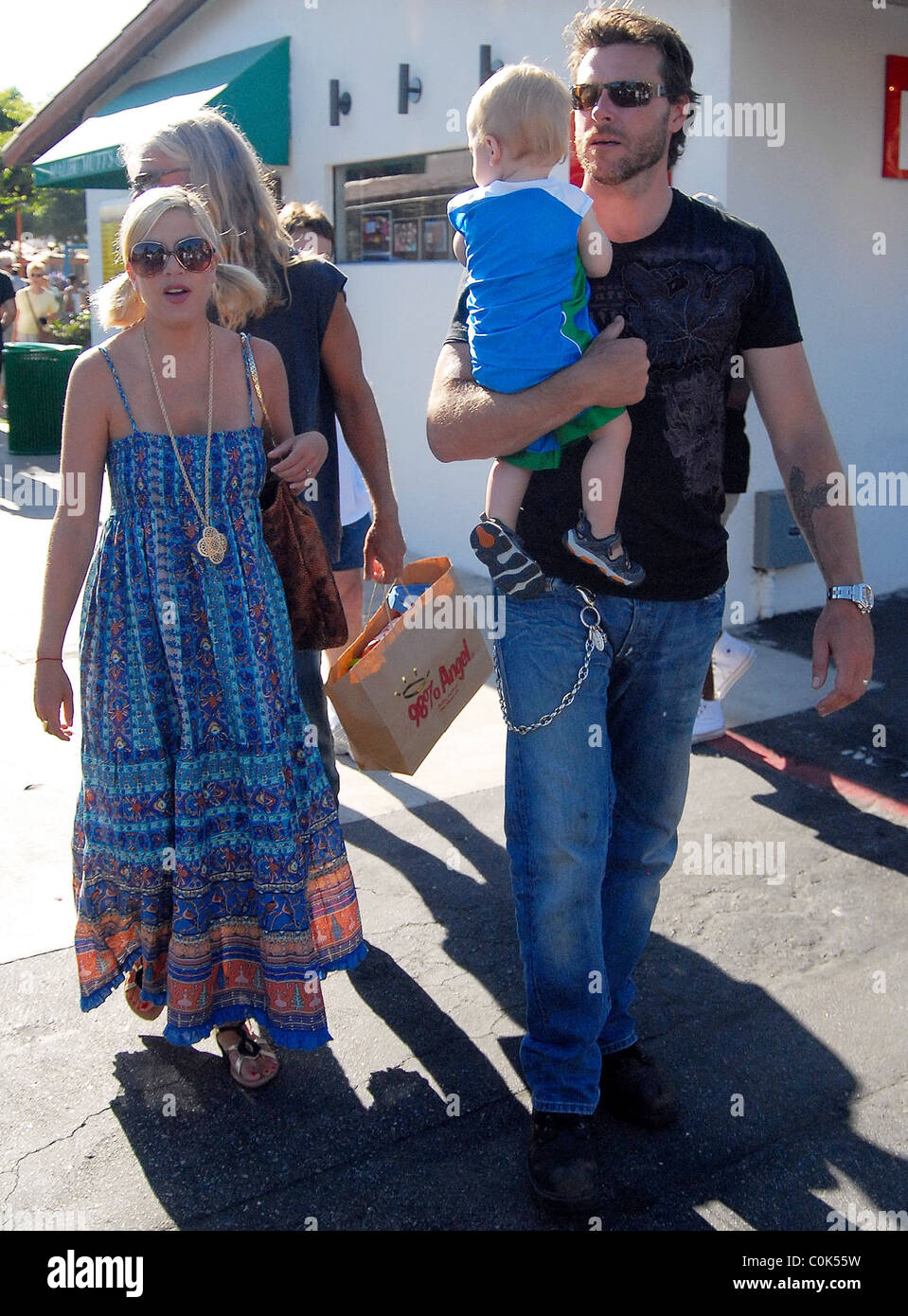 Tori Spelling, Dean McDermott and their son Charlie spend the afternoon shopping Malibu, California - 09.08.08 Stock Photo