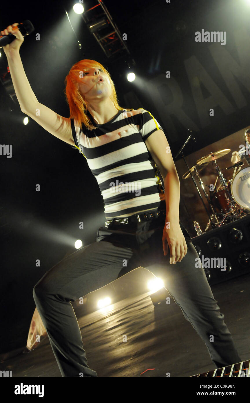 Hayley Williams of Paramore performing live at the Pacific Amphitheatre