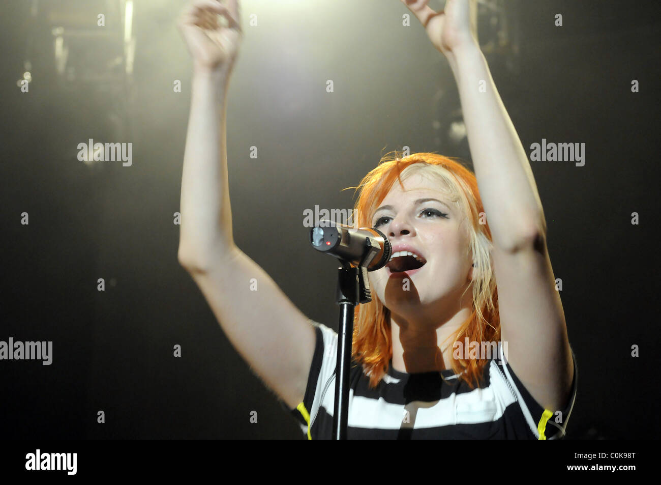 Hayley Williams of Paramore performing live at the Pacific Amphitheatre