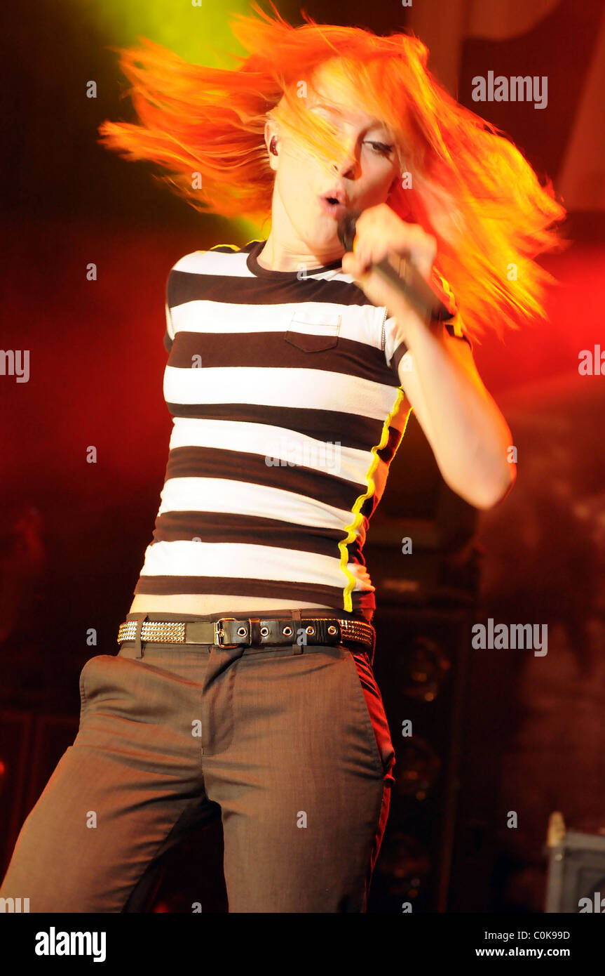Hayley Williams of Paramore performing live at the Pacific Amphitheatre