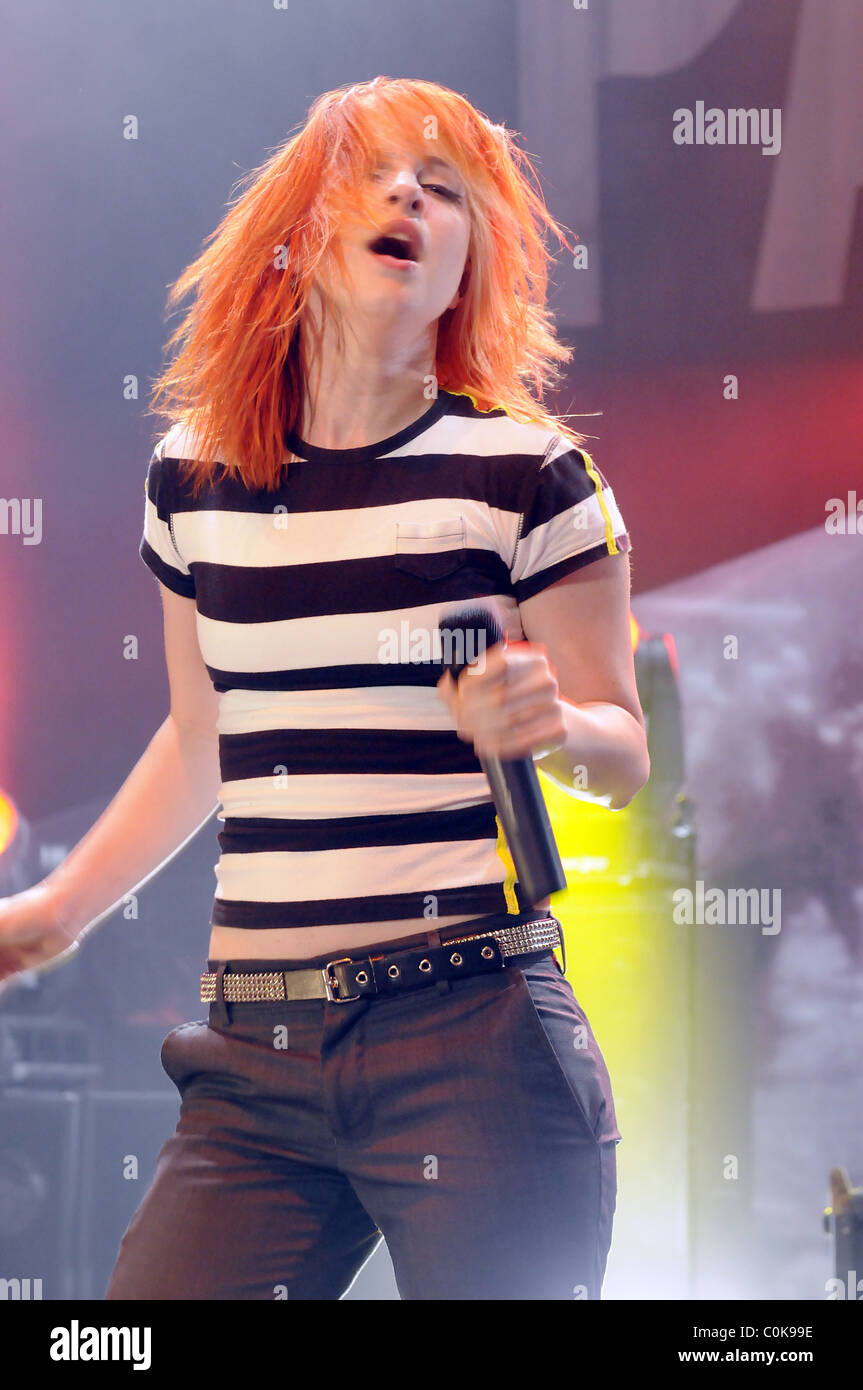 Hayley Williams of Paramore performing live at the Pacific Amphitheatre